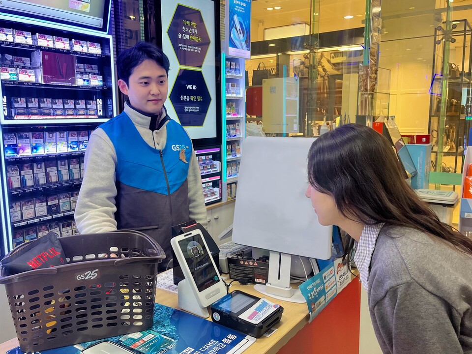 GS25에서 고객이 토스 '페이스페이' 간편결제 시스템을 이용하고 있다. 사진=GS리테일