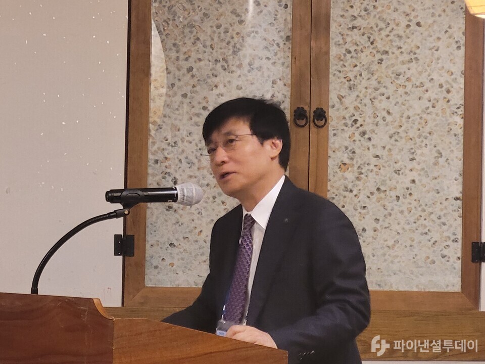 김철주 생명보험협회장이 12일 서울시 종로구에서 신년 기자간담회를 열고 3대 핵심 목표를 설명하고 있다. 사진=박혜진 기자