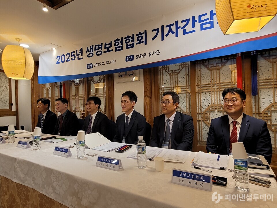 (왼쪽부터) 박순근 소비자서비스본부장, 최종훈 경영지원본부장, 김철주 회장, 김준 전무이사, 천승환 시장지원본부장, 조성준 기획조정부장이 기념촬영을 하고 있다. 사진= 박혜진 기자