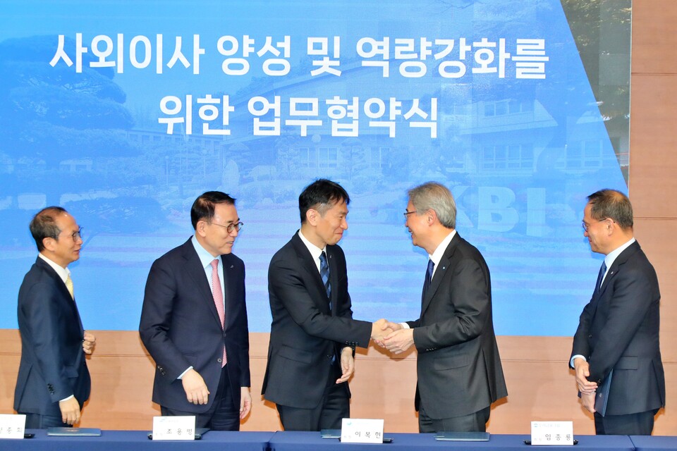 임종룡 우리금융그룹 회장(왼쪽에서 네번째)이 13일 한국금융연수원에서 열린 ‘사외이사 양성 및 역량강화를 위한 업무협약식’에 참석해 협약서에 서명 한 뒤 이복현 금융감독원장(가운데)과 악수를 하고 있다. 사진=우리금융그룹