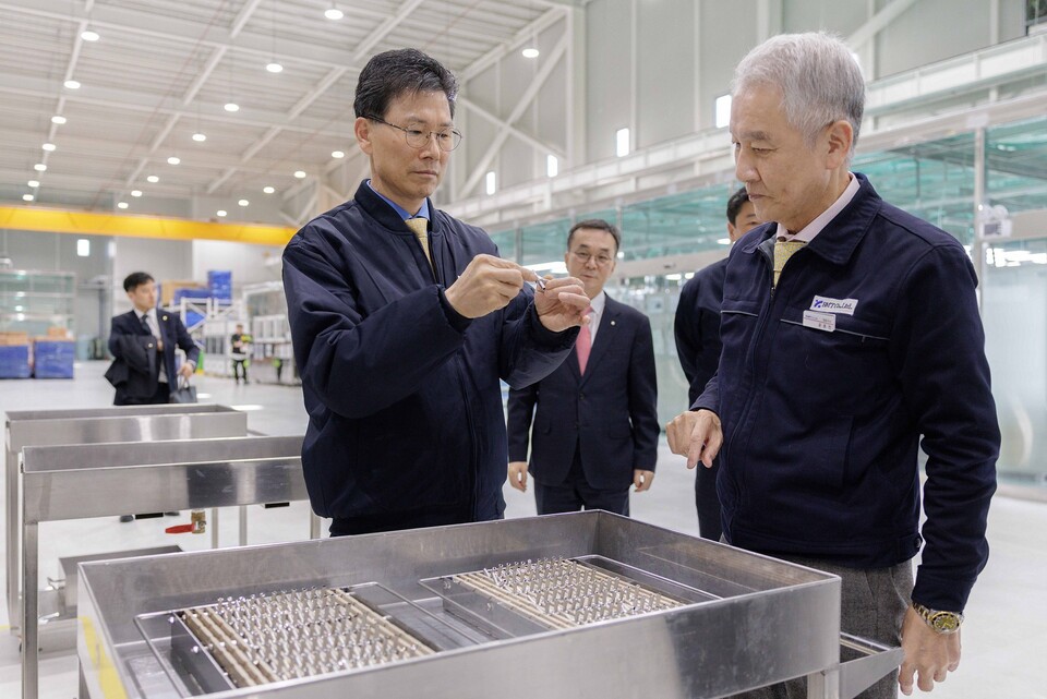 강태영 농협은행장(왼쪽)과 윤종찬 비엠티 대표이사(오른쪽)가 지난 13일 부산광역시 기장군 비엠티 본사에서 생산시설을 돌아보고 있다. 사진=NH농협은행
