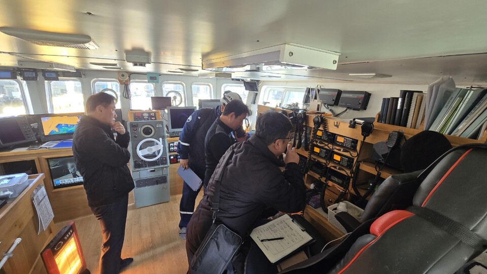 수협중앙회가 내달까지 대형 인명피해를 유발할 가능성이 높은 근해어선 및 원거리 조업 어선을 대상으로 특별 안전점검을 실시하기로 밝힌 가운데 14일 전남 여수 국동항에서 선박 통신 설비를 점검하고 있다. =수협중앙회