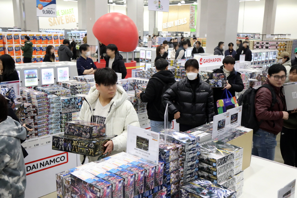 트레이더스 마곡점에 마련된 로드쇼에서 건담을 구매하는 고객들. 사진=이마트