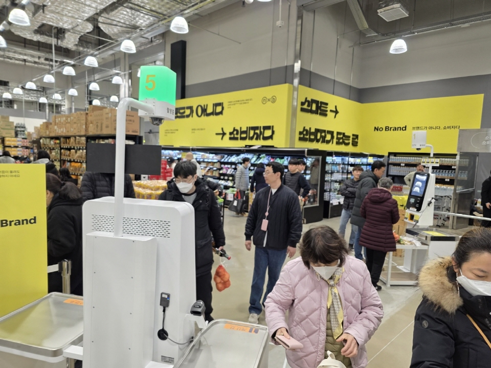 트레이더스 마곡점은 매장 바로 앞에 노브랜드 전문점을 배치했다. 사진=신용수 기자