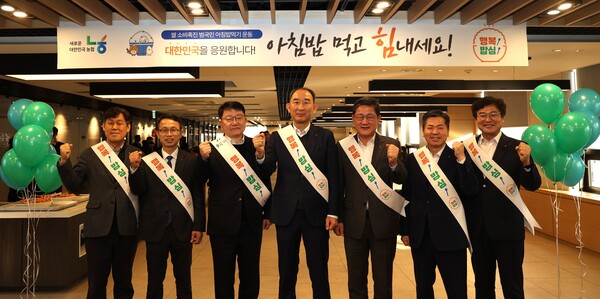 박병희 NH농협생명 대표이사(가운데)와 임원들이 기념촬영을 하고 있다. 사진=NH농협생명