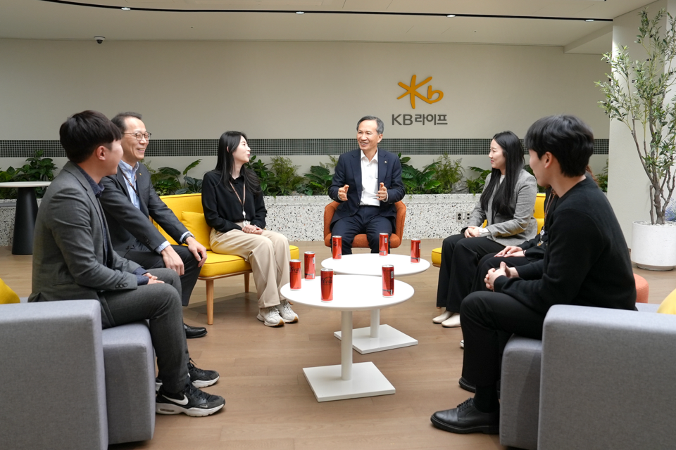 정문철 KB라이프 대표이사 사장(가운데)이 우수 직원들과 함께 대화를 나누고 있다. 사진=KB라이프
