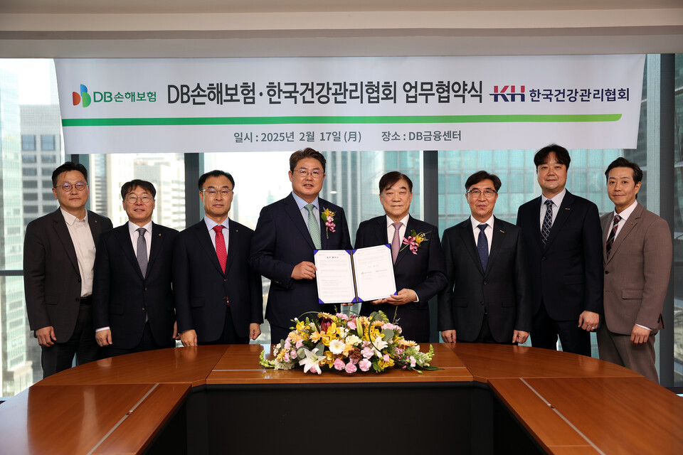 (왼쪽부터) 문진욱 DB손해보험 본부장, 안승기 부사장, 박성식 부사장, 정종표 사장과 김인원 한국건강관리협회 회장, 강위중 사무총장, 정준원 본부장, 하경윤 부장이 업무협약식을 맺고 기념촬영을 하고 있다. 사진=DB손해보험