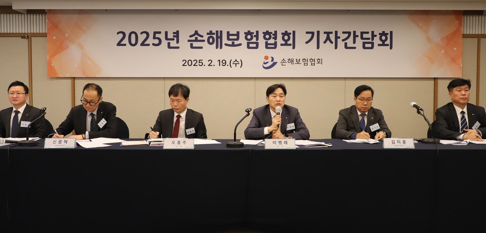 (왼쪽부터) 최종수 손해보험협회 소비자서비스본부장, 신종혁 손해보험2본부장, 오홍주 전무, 이병래 회장, 김지훈 기획관리본부장, 권병근 손해보험1본부장. 사진=손해보험협회