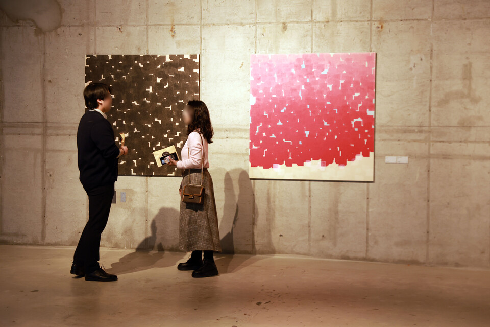 ‘설렘, 아트나잇’ 미술관 데이트 콘셉트 1:1 대화 프로그램에서 참가자들이 작품을 감상하며 자연스럽게 교류하고 있다. 사진=한화손해보험