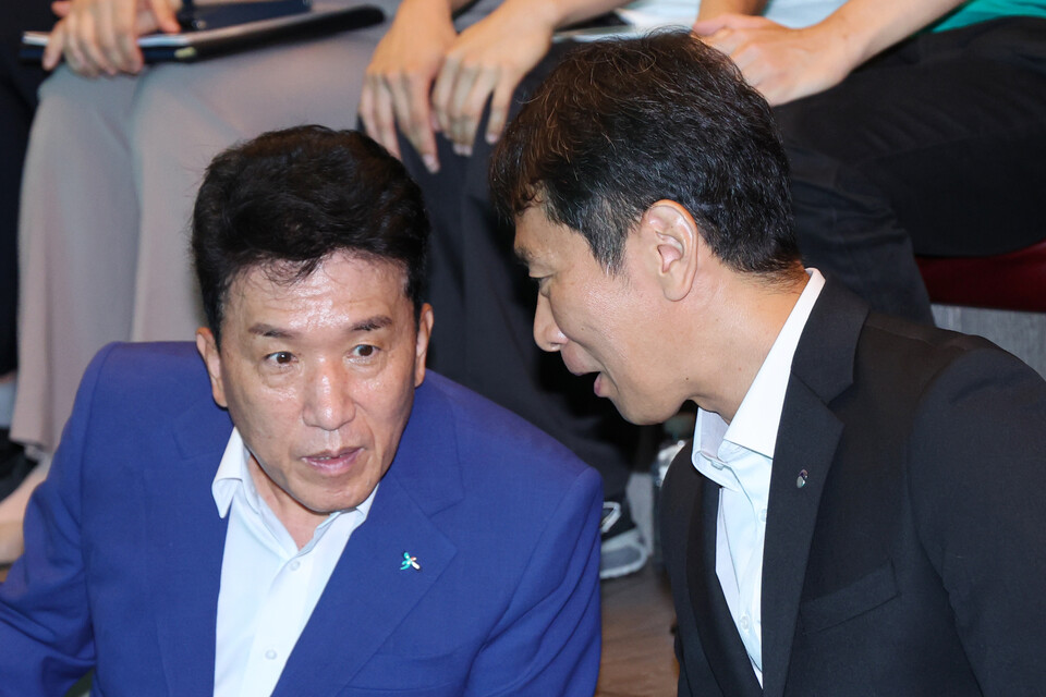 이복현 금융감독원장과 함영주 하나금융그룹 회장이 지난해 8월 서울 마포구 하나은행 H-STAGE 1에서 열린 청소년 불법도박 예방 선포식에 참석해 대화하고 있다. 사진=연합뉴스