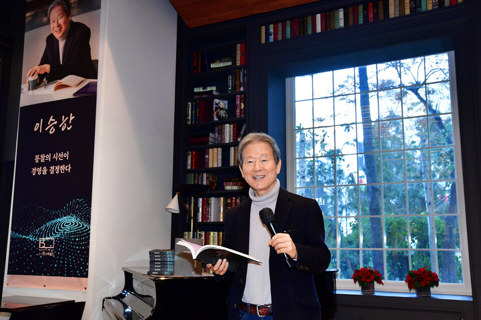 이승한 넥스트앤파트너스(N&P)그룹 회장이 18일 서울 강남구 북쌔즈에서 열린 ‘인문과 과학으로 보는 통찰경영’ 출판 기념 기자간담회에서 발언하고 있다. (2025.2.18) 사진제공=넥스트앤파트너스