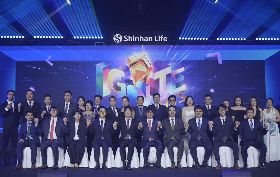 이영종 신한라이프 사장(앞줄 오른쪽에서 다섯번째)과 배승준 베트남 법인장(앞줄 오른쪽에서 네번째)이 관계자들과 기념 촬영을 하고 있다. 사진=신한라이프