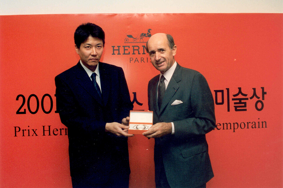 2001년 제2회 에르메스코리아미술상 수상자 김범과 장-루이 뒤마 당시 회장. 사진=에르메스코리아