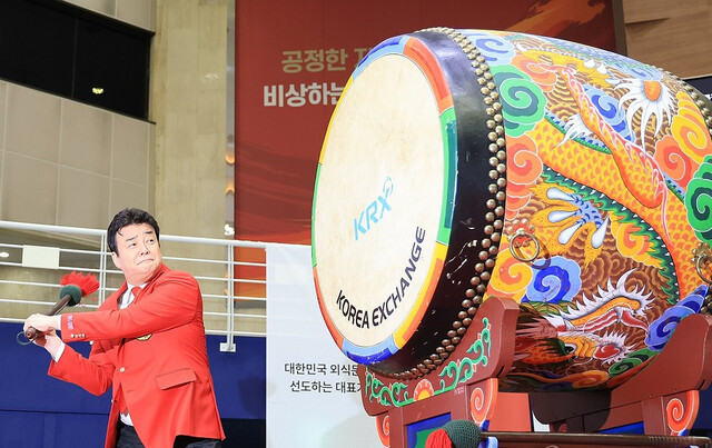 백종원 더본코리아 대표가 지난해 11월 6일 오전 서울 영등포구 여의도 한국거래소 홍보관에서 열린 더본코리아 코스피 상장 기념식에 참석해 기념북을 치고 있다. 사진=연합뉴스