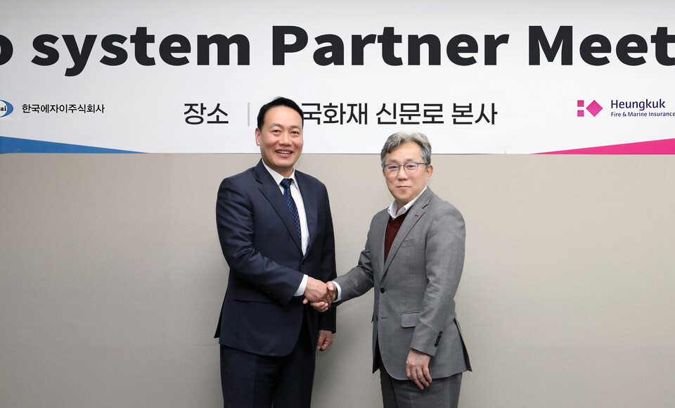 (왼쪽부터)고홍병 한국에자이 대표이사와 송윤상 흥국화재 대표이사가 기념 사진촬영을 하고 있다. 사진=흥국화재