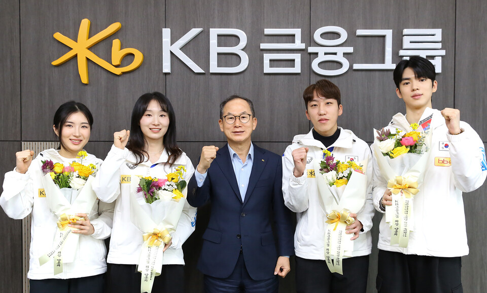 (왼쪽부터) 김길리 선수,최민정 선수, 양종희 KB금융 회장, 박지원 선수, 차준환 선수가 기념촬영을 하고 있다. 사진=kb금융지주