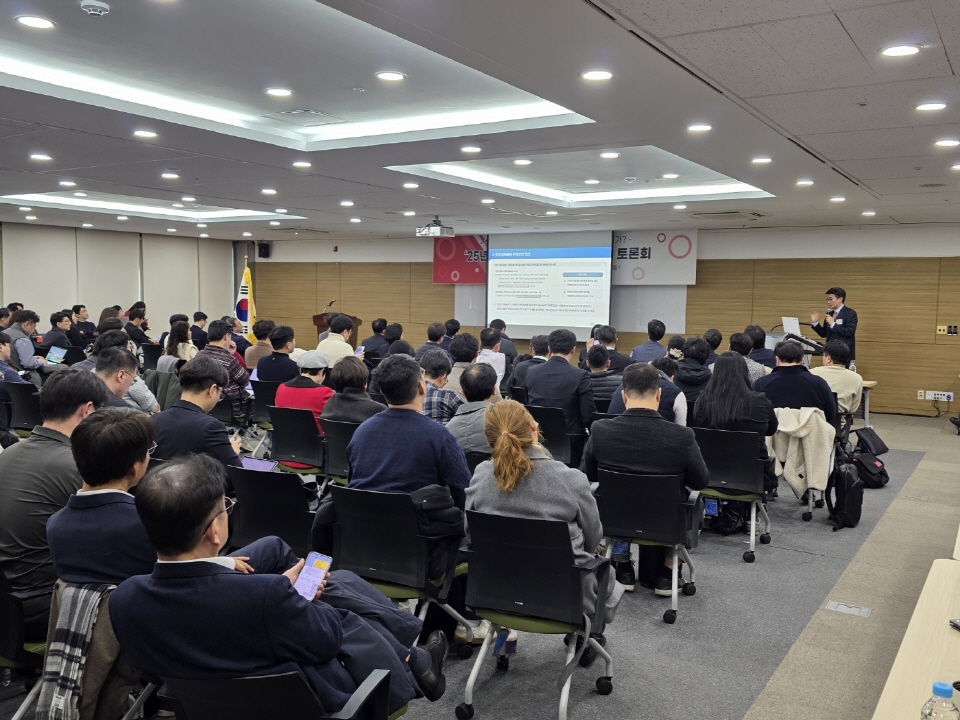 한국프랜차이즈협회는 25일 오후 서울 양재동 aT센터에서 ‘2025 프랜차이즈 법률 현안 긴급토론회’를 개최했다. 사진=신용수 기자