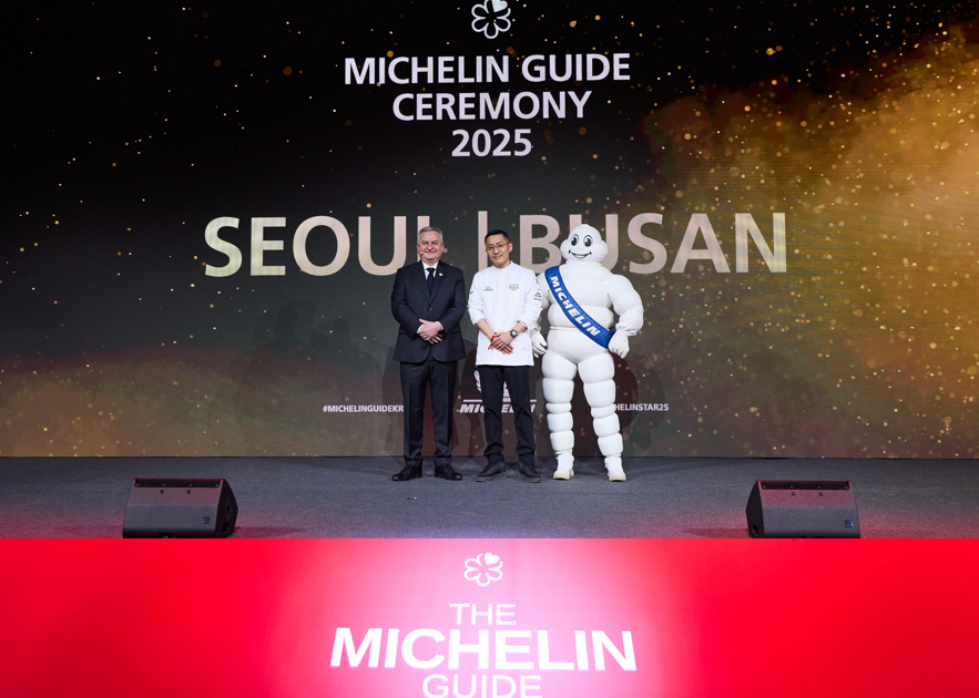 미쉐린3스타를 받게된 밍글스 강민구(가운데) 셰프. 사진=미쉐린 가이드