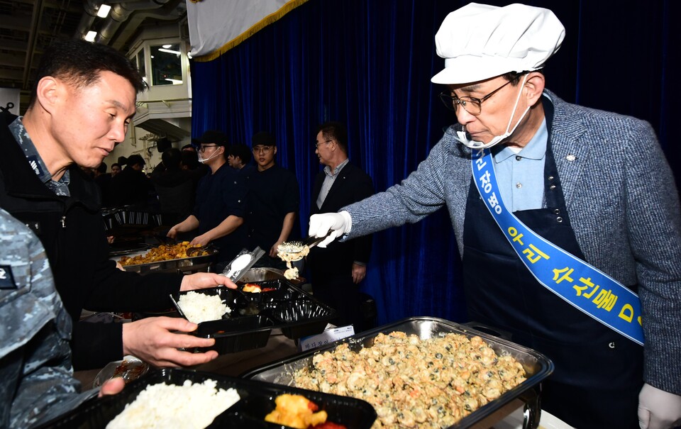 노동진 수협중앙회장(오른쪽)이 이달 10일 경남 진해에 소재한 해군 작전사령부 직할 5전단마라도함에서 열린 '수산물 데이' 행사에서 해군 장병에게 보양 수산물 중심의 점심 특식을 배식하고 있다. 사진=수협중앙회