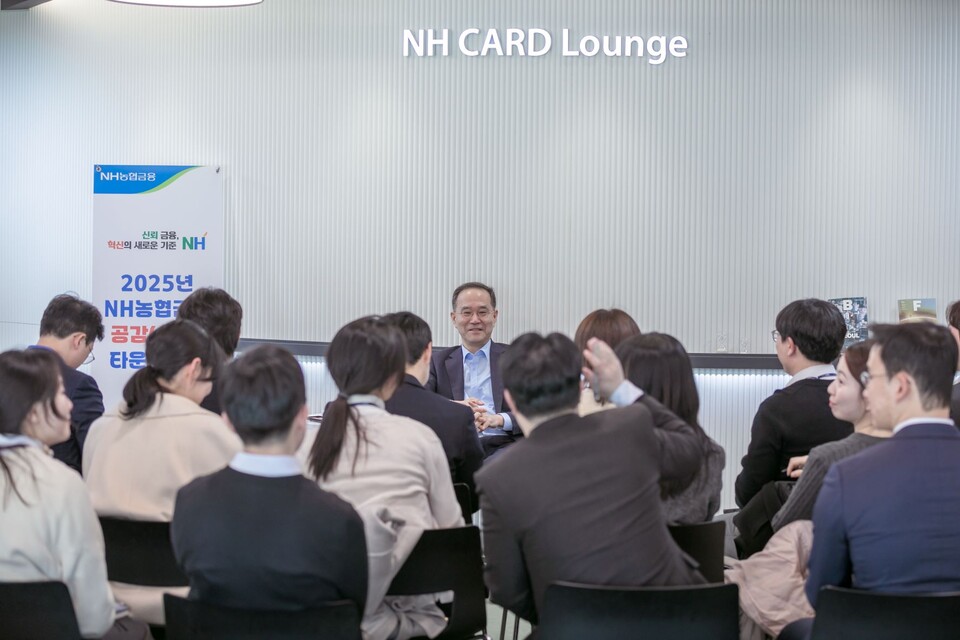 이찬우 NH농협금융지주 회장이  27일 서울 종로구 소재 농협은행 카드라운지에서 타운홀미팅을 통해 직원들의 의견을 듣고 있다. 사진=NH농협금융지주