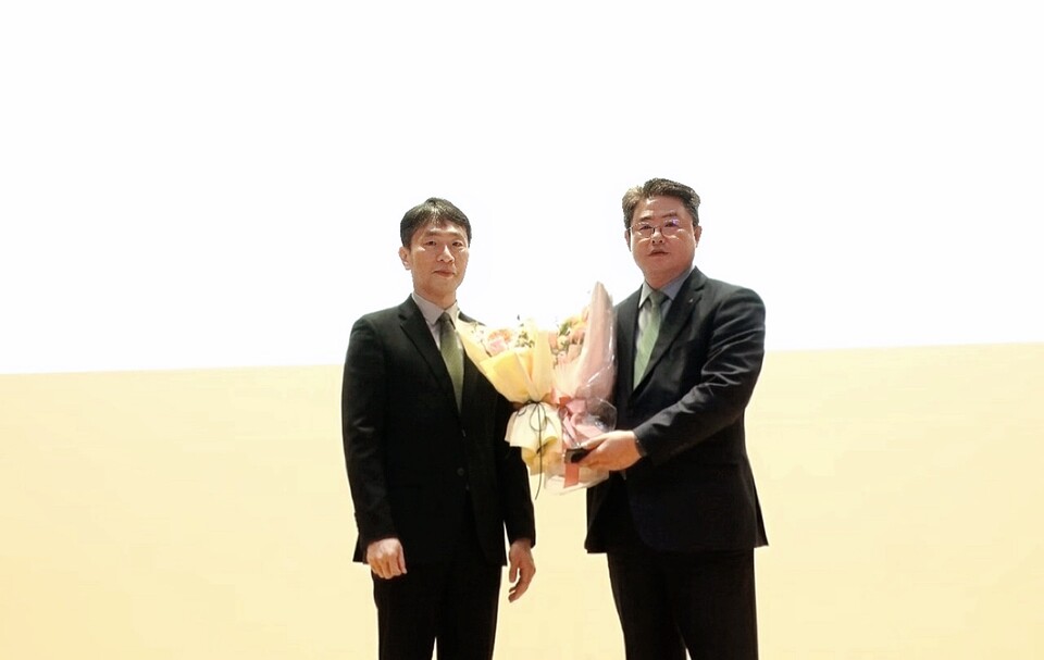 (왼쪽부터) 이복현 금융감독원장과 정종표 DB손해보험 대표가 26일 금융감독원이 주관한 2024년 1사1교 금융교육 우수회사 시상식에 참석해 기념촬영을 하고 있다. 사진=DB손해보험