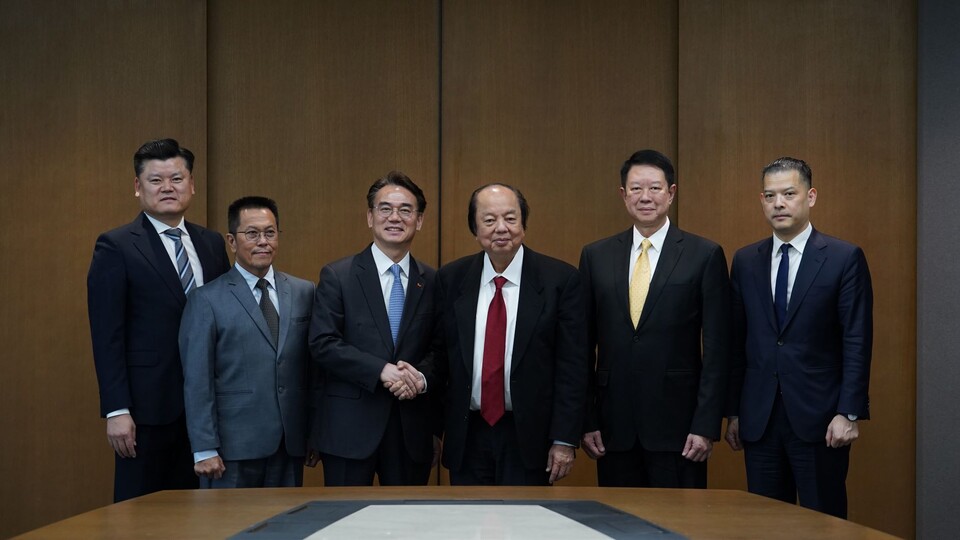 정준호 SK증권 대표이사(왼쪽에서 세번째)와 타히르 마야파다그룹 회장(왼쪽에서 네번째)이 방한을 기념해 사진을 촬영하고 있다. 사진=SK증권