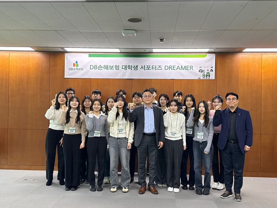 문진욱 DB손해보험 본부장(가운데)과 관계자, 드리머 14기 12명이 발대식을 갖고 기념촬영을 하고 있다.