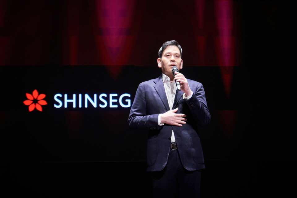 정용진 신세계그룹 회장이 '신세계 남산'에서 열린 신입사원 수료식에 참석해 질의 응답을 하고 있다. 사진=신세계그룹