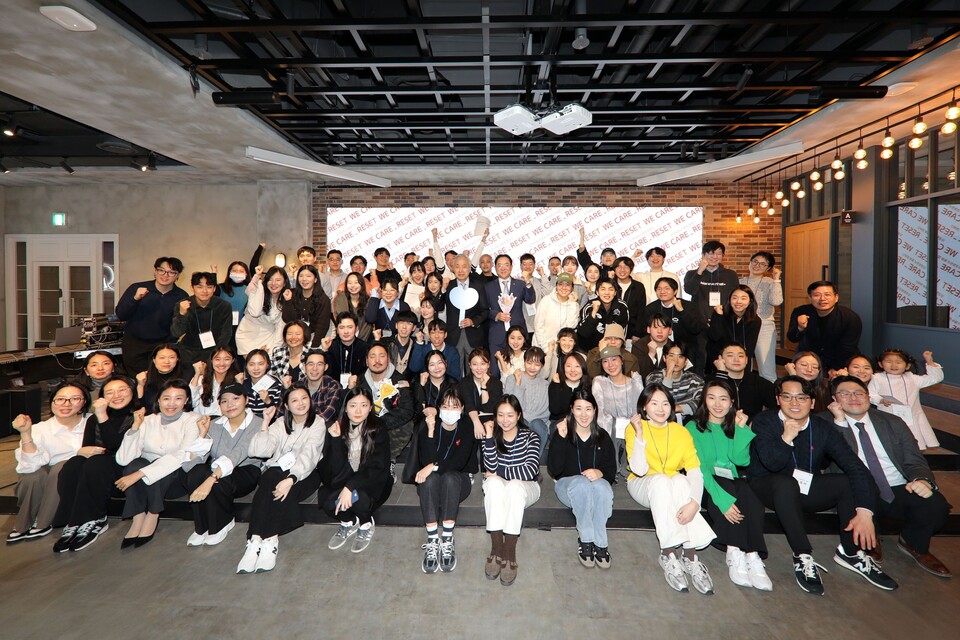 이민혁 대한암협회 회장(중앙 좌측)과 홍정표 한화생명 커뮤니케이션실 부사장(중앙 우측)이 암경험청년 크루원들과 기념촬영을 하고 있다. 사진=한화생명