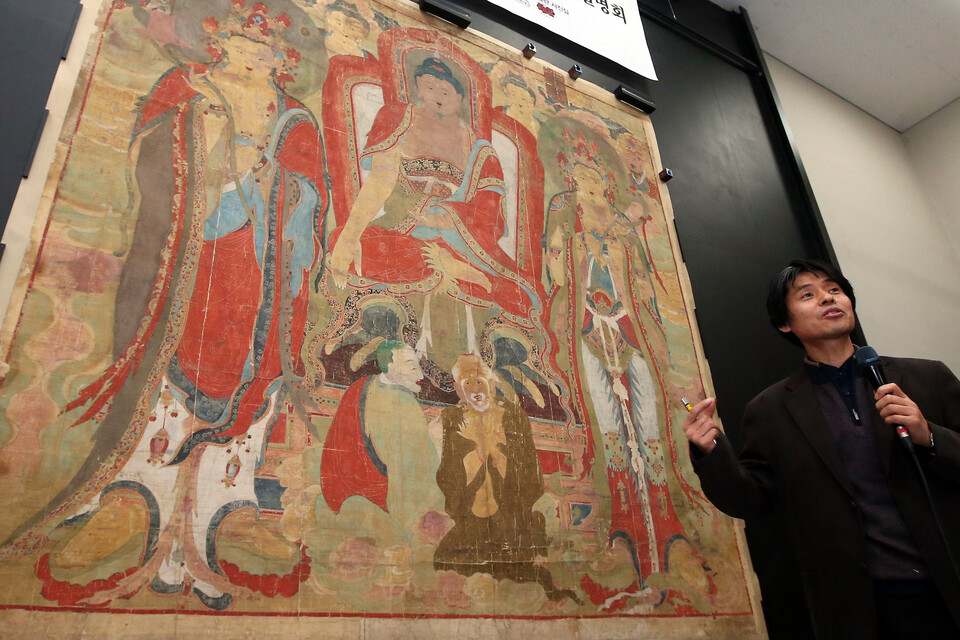 김승희 국립중앙박물관 교육과장이 7일 서울 용산구 국립중앙박물관에서 열린 ‘석가삼존도’ 환수 기자간담회에서 불화의 미술사적 가치에 대해 설명하고 있다. (2014.1.7) 사진=연합뉴스