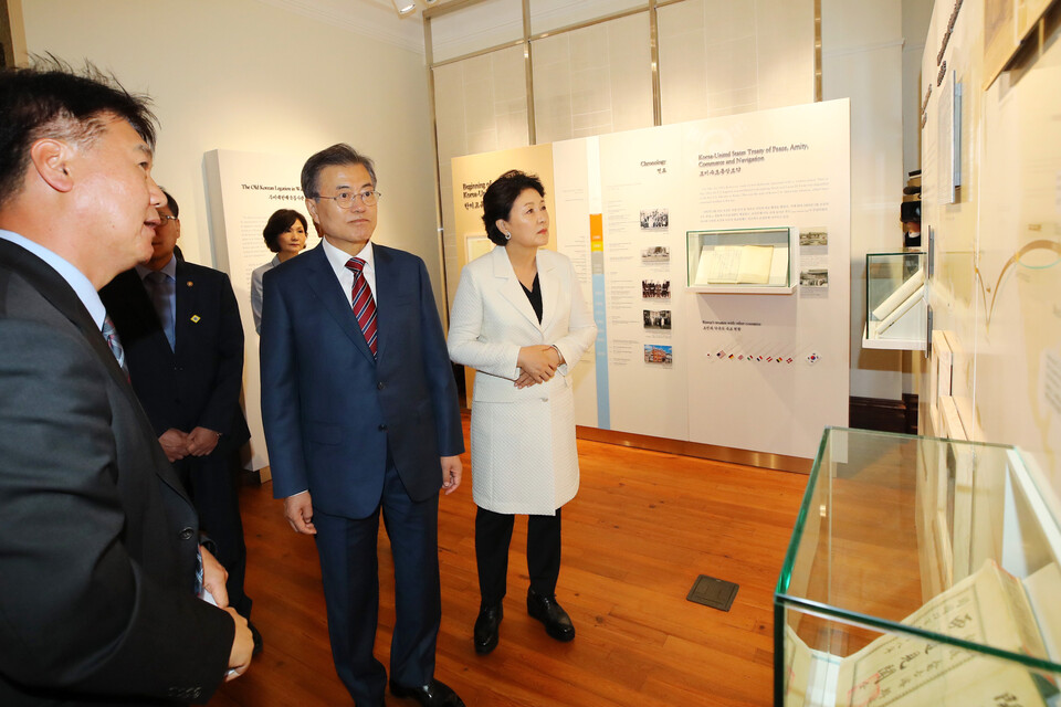 문재인 대통령과 부인 김정숙 여사가 22일(현지시간) 조미수호통상조약 체결 136주년과 주미대한제국공사관 개설 130주년을 기념하기 위해 공사관을 방문해 전시실을 둘러보고 있다. (2018.5.22) 사진=연합뉴스