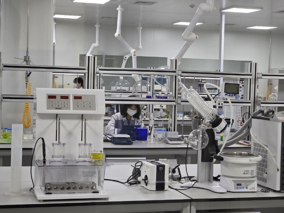 자생메디바이오센터 직원이 원재료를 검증하고 있다. 사진=신용수 기자