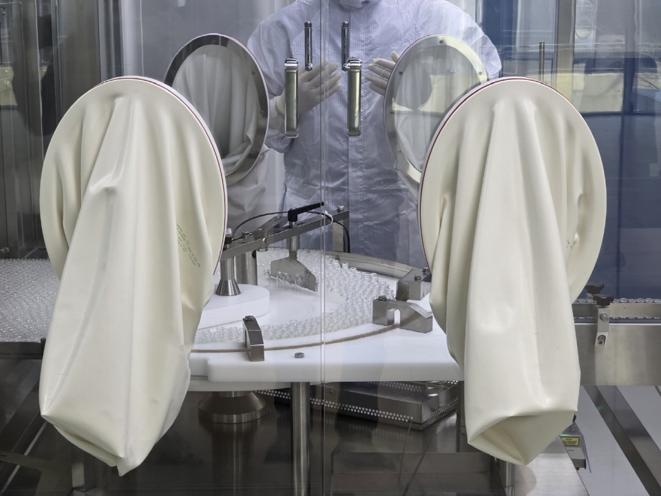 자생메디바이오센터 직원이 한약재 유효 성분을 정제한 ‘약침’의 제품을 검증하고 있다. 사진=신용수 기자