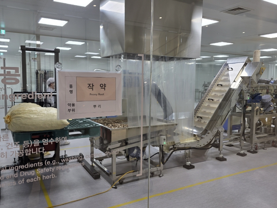 한약의 원재료인 작약이 생산되고 있다. 사진=신용수 기자