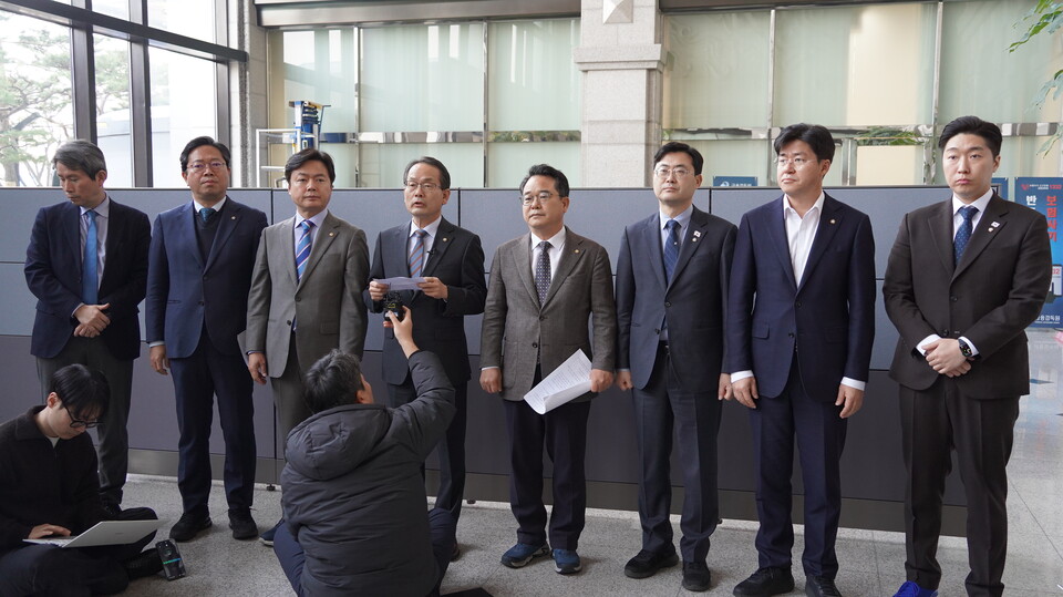 국회 정무위원회 소속 더불어민주당 의원들이 10일 삼부토건 관련 조사 결과 공개를 촉구하기 위해 서울 여의도 금융감독원을 항의 방문하고 있다. 사진=김승원 더불어민주당 의원