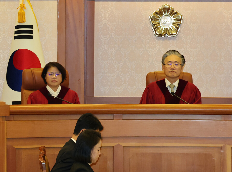 김형두 헌법재판관(오른쪽)과 김복형 헌법재판관이 8일 오후 서울 종로구 헌법재판소 소심판정에서 열린 이창수 서울중앙지검장, 조상원 중앙지검 4차장, 최재훈 중앙지검 반부패수사2부장 등 검사 3인에 대한 탄핵심판 2차 변론준비기일에 참석해 있다. 사진=연합뉴스