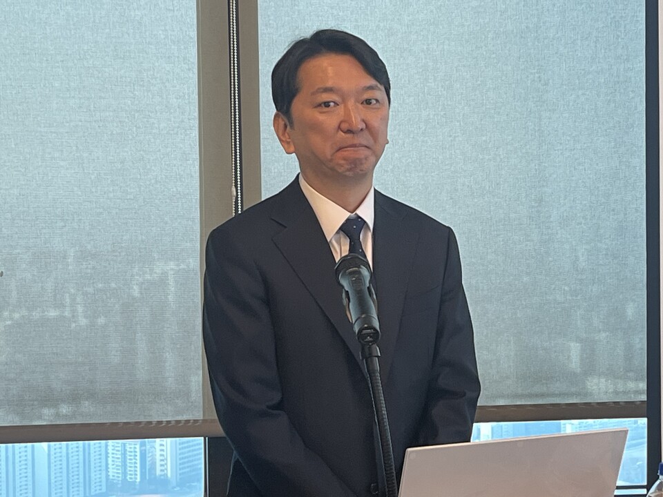 조철한 더즌 대표이사가 지난달 31일 서울 여의도에서 기업설명회를 앞두고 사진 촬영에 임하고 있다. 사진=한경석 기자