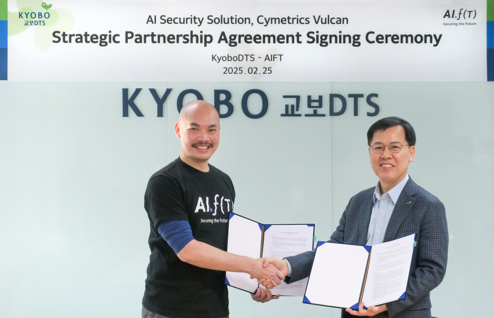 알렉스 링 AIFT 공동창립자(사진 왼쪽)와 권창기 교보DTS 대표이사가 전략적 파트너십을 맺은 뒤 기념 촬영을 하고 있다. 사진=교보생명