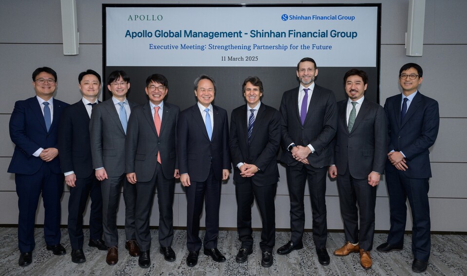 이영종 신한라이프 사장(왼쪽 네번째)과 진옥동 신한금융그룹 진옥동 회장(왼쪽 다섯번째), 마크 로완 아폴로글로벌매니지먼트 회장(왼쪽 여섯번째)이 11일 서울 중구 신한라이프본사에서 열린 최고경영진 회담에서 관계자들과 기념 촬영을 하고 있다. 사진=신한라이프