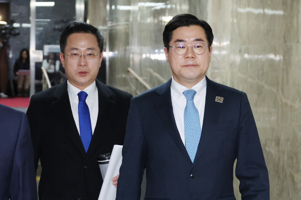 박찬대 더불어민주당 원내대표와 박성준 더불어민주당 원내수석부대표가 11일 서울 여의도 국회에서 열린 비공개 비상의원총회에 참석하고 있다. 사진=연합뉴스