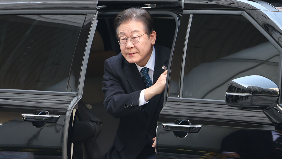 더불어민주당 이재명 대표가 11일 오전 서울 서초구 서울중앙지방법원에서 열린 대장동·백현동·위례신도시 개발 비리 및 성남FC 후원금 의혹 사건 1심 속행공판에 출석하기 위해 법정으로 향하고 있다. 사진=연합뉴스