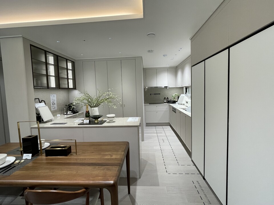 84타입 유니트 내부 주방. 사진=박소윤 기자