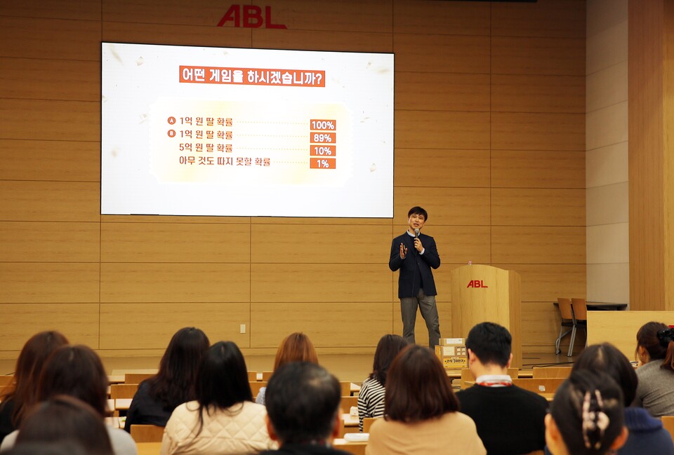 김태훈 경남대 심리학과 교수가 12일 서울 여의도 ABL생명 본사에서 임직원을 대상으로 ‘불안하고 불확실한 시대에 행복 찾기’라는 주제로 강연하고 있다. 사진=ABL생명