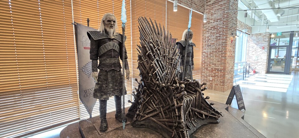 넷마블 크크다방 한켠에 마련된 ‘왕좌의 게임’ 실물 전시. 사진=최형주 기자