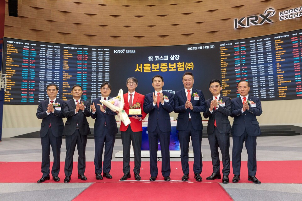14일 오전 서울 여의도 한국거래소에서 열린 서울보증보험 유가증권시장 신규상장식에서 이명순 서울보증보험 대표이사(왼쪽에서 4번째)와 관계자들이 기념 촬영을 하고 있다. 사진=서울보증보험