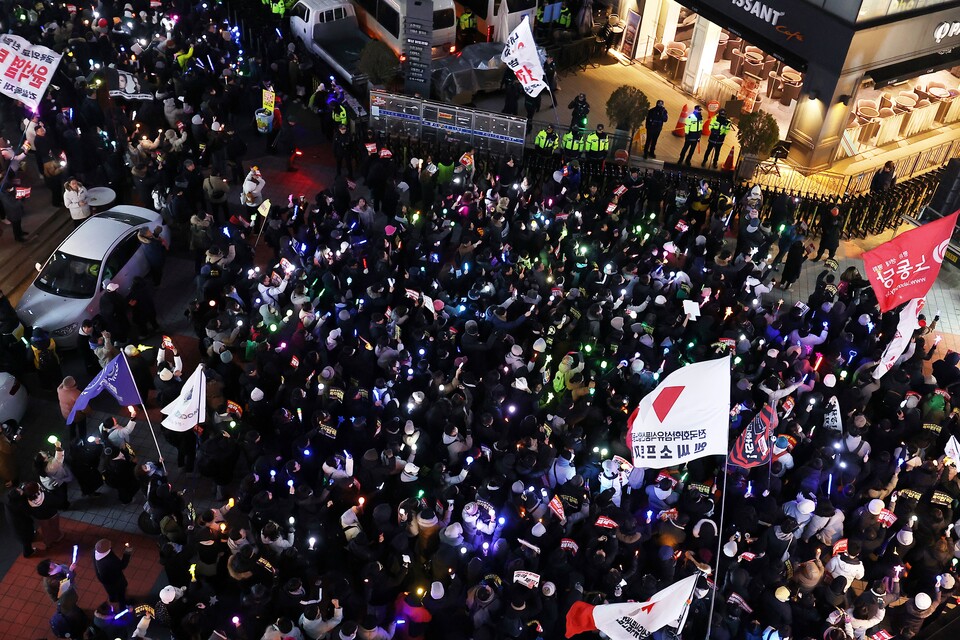 윤석열 즉각 퇴진·사회대개혁 비상행동'이 13일 오후 서울 영등포구 국회의사당 인근에서 연 탄핵소추안 국회 통과 촉구 촛불집회에서 참가자들이 국민의힘 당사로 행진해 구호를 외치고 있다. 사진=연합뉴스