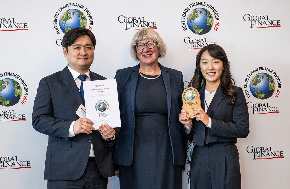 하나은행은 미국 글로벌 금융ㆍ경제 전문지 '글로벌파이낸스'가 선정하는‘2025 대한민국 최우수 무역금융 은행(Best Trade Finance Provider in Korea 2025)’상을 수상했다. 시상식에 참석한 김동혁 가산디지털금융센터지점 팀장(왼쪽)이 길리 라이트(Gilly Wright) 글로벌파이낸스 트랜잭션 뱅킹 에디터(가운데)와 기념 촬영을 하고 있다.사진=하나은행