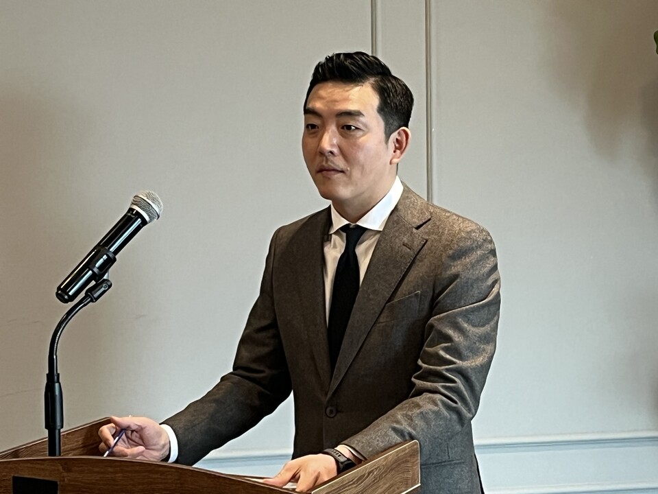 김지훈 에이유브랜즈 대표이사가 18일 오전 서울 여의도 CCMM빌딩에서 열린 기업설명회에서 회사의 사업을 설명하고 있다. 사진=한경석 기자