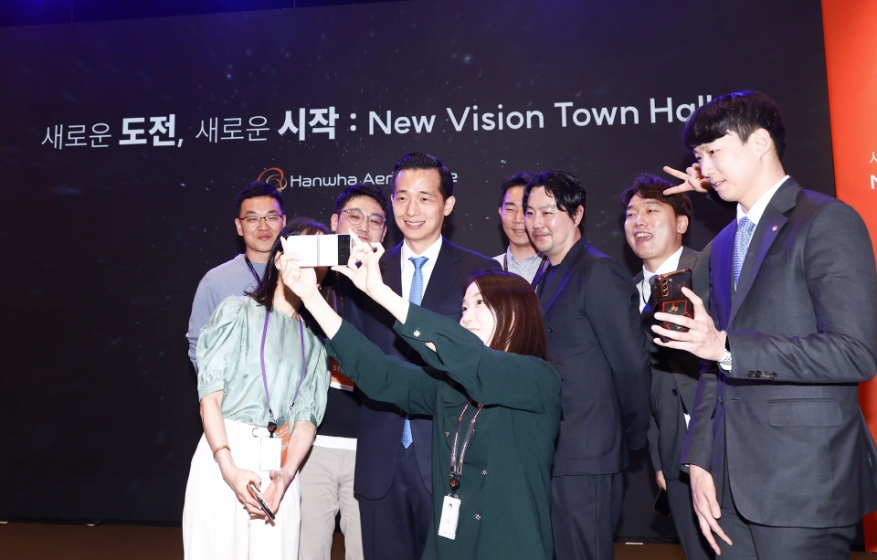 김동관 한화그룹 부회장이 3일 서울 중구 한화빌딩에서 열린 '뉴비전 타운홀' 행사에서 임직원들과 기념 촬영하고 있다. 사진=한화에어로스페이스