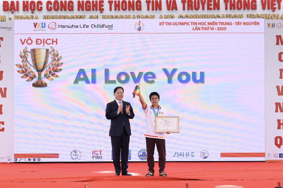 홍정표 한화생명 커뮤니케이션 실장(사진 좌측)이 ‘인공지능(AI) 트랙’ 우승팀에게 상장과 트로피를 전달하고 있다. 사진=한화생명